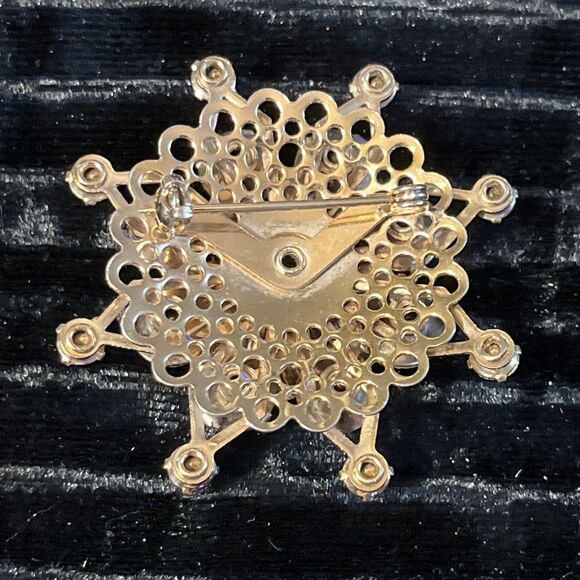 Stunning Vintage 3 Tier Gold Tone Purple & Clear Prong Set Rhinestone Brooch Pin - Picture 6 of 7